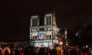 Nhà thờ Đức Bà Paris rực sáng trong ngày mở cửa trở lại
