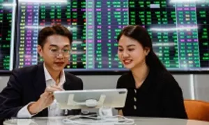 Chứng khoán lên cao nhất ba năm