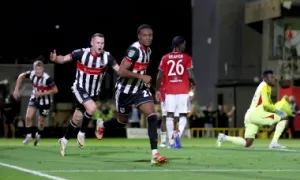 Báo Anh: Man Utd còn rơi xuống mức nào sau cú sốc Grimsby?