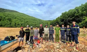 Cứu 5 người mắc kẹt hai ngày do lũ