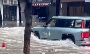 Bị công an phạt vì lái xe 'tạo sóng' gây vỡ kính nhiều cửa hàng