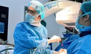 Ngã gãy hai tay, xẹp đốt sống