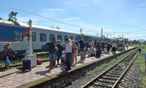 Chuyển tải gần 2.400 hành khách do xói lở đường sắt Bắc Nam