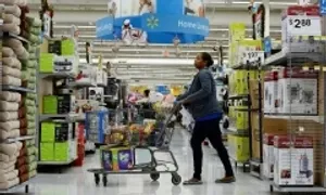 Walmart ăn nên làm ra khi người Mỹ tiết kiệm chi tiêu