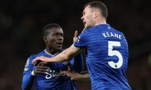 Cầu thủ Everton bị đuổi khỏi trận gặp Man Utd vì tát đồng đội